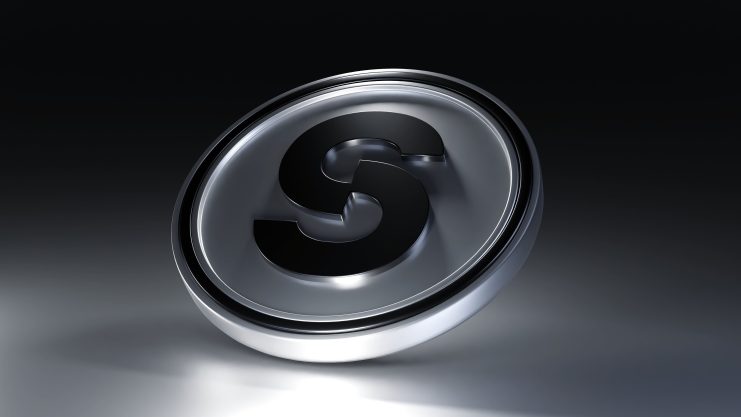 Ein metallisches, rundes Emblem mit einem erhabenen, stilisierten schwarzen S in der Mitte auf einem dunklen Hintergrund mit Farbverlauf, symbolisiert die Stärke von Story Protocol.