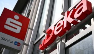 Ein roter Deka-Schriftzug an einer Gebäudefassade neben einem Sparkassen-Service-Logo mit Mastercard-Symbol unterstreicht die Integration moderner Finanzlösungen wie Euro Stablecoin.