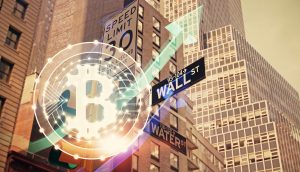 Ein Bitcoin-Symbol und ein nach oben gerichteter Pfeil überlagern ein Straßenschild der Wall Street in einer Stadt mit hohen Gebäuden, was auf steigende Krypto-ETFs und den Wert des US-Dollar hinweist.