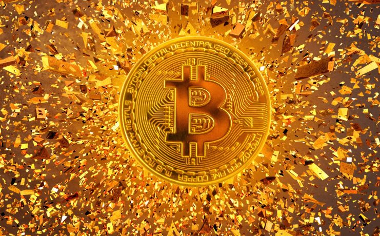 Mit Bitcoin zur Million: Ist das bis 2030 möglich? Eine goldene Bitcoin-Münze befindet sich inmitten einer Explosion goldener Fragmente, die den finanziellen Einfluss von Krypto und digitalen Währungen symbolisieren.