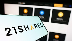 Ein digitaler Bildschirm zeigt im Vordergrund das 21Shares-Logo und im Hintergrund eine verschwommene Website mit Kryptowährungsprodukten.