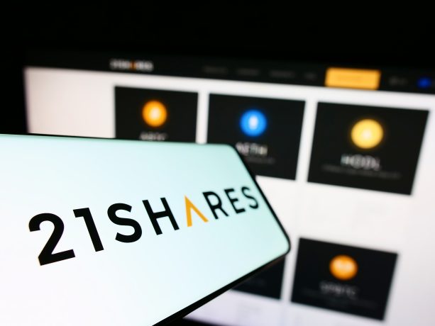 Ein digitaler Bildschirm zeigt im Vordergrund das 21Shares-Logo und im Hintergrund eine verschwommene Website mit Kryptowährungsprodukten.