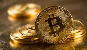 Selbst bei über 100.000 US-Dollar pro Bitcoin hat <a href='https://market.bitrss.com/coin/bitcoin' rel='noopener' target='_blank' class='crypto-highlight' title='BTC Market Overview'>BTC ($108,174.00)</a> noch Wachstumspotenzial Gestapelte und aufrecht stehende goldfarbene Münzen zeigen das Bitcoin-Symbol mit detaillierten Gravuren vor einem verschwommenen goldenen Hintergrund - ein inspirierendes Bild für jeden, der eine Bitcoin-Investition in Erwägung zieht oder 2024 in Bitcoin investieren möchte.