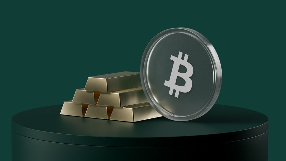Ein Stapel Goldbarren liegt neben einer großen Münze mit dem Bitcoin-Symbol, die auf einer dunkelgrünen Fläche mit passendem Hintergrund abgebildet ist - ein automatisch gespeicherter Entwurf von digitalem und traditionellem Reichtum.