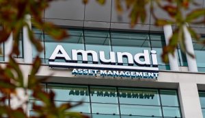 Das Äußere eines Bürogebäudes von Amundi Asset Management mit dem Firmenschild, das durch einige unscharfe Äste sichtbar ist, spiegelt die aktive Rolle des Unternehmens auf dem europäischen Markt wider, da neue MiCA-Regeln und Bitcoin-ETN-Trends die Finanzlandschaft prägen.
