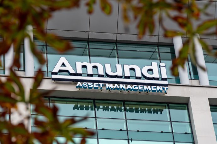 Das Äußere eines Bürogebäudes von Amundi Asset Management mit dem Firmenschild, das durch einige unscharfe Äste sichtbar ist, spiegelt die aktive Rolle des Unternehmens auf dem europäischen Markt wider, da neue MiCA-Regeln und Bitcoin-ETN-Trends die Finanzlandschaft prägen.