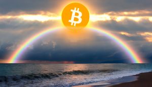 Ein Bitcoin-Symbol erscheint als glühende Sonne über dem Ozean, mit einem Regenbogen, der sich über einen wolkenverhangenen Himmel wölbt - die Ruhe vor dem Sturm vor der nächsten großen Welle einfangend.