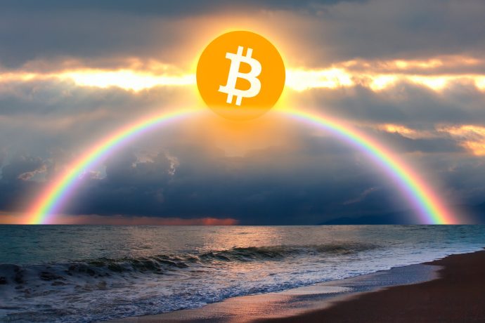 Ein Bitcoin-Symbol erscheint als glühende Sonne über dem Ozean, mit einem Regenbogen, der sich über einen wolkenverhangenen Himmel wölbt - die Ruhe vor dem Sturm vor der nächsten großen Welle einfangend.