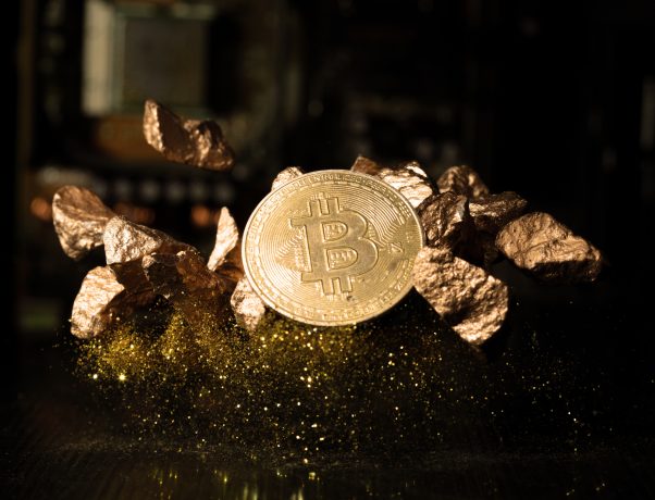 Eine goldene Bitcoin-Münze, umgeben von schwebenden goldfarbenen Steinen und glitzerndem Champagnerstaub, vor einem dunklen Hintergrund.