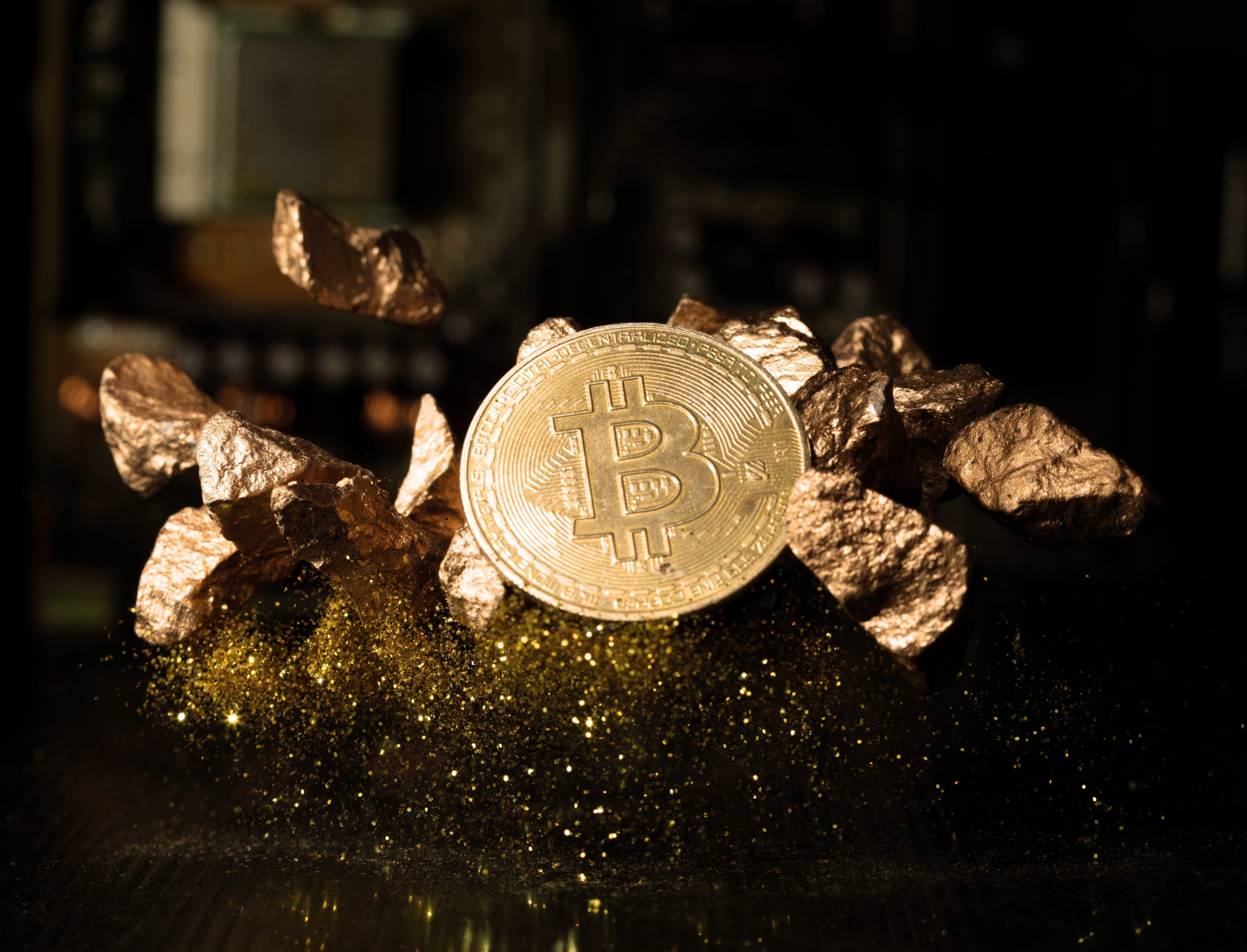 Eine goldene Bitcoin-Münze, umgeben von schwebenden goldfarbenen Steinen und glitzerndem Champagnerstaub, vor einem dunklen Hintergrund.