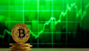 Ein Stapel Bitcoin-Münzen wird vor einem grünen Finanzchart mit einer aufsteigenden Bitcoin-Trendlinie gezeigt.