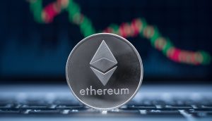 Ethereum-Coin vor Kurschart als Symbolbild für fallende Stablecoin-Aktivität auf Ethereum