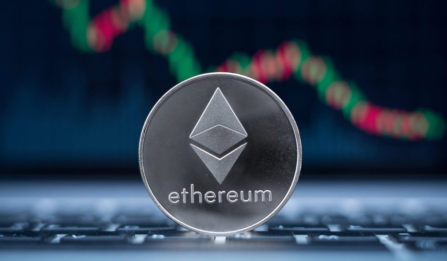 Ethereum-Coin vor Kurschart als Symbolbild für fallende Stablecoin-Aktivität auf Ethereum