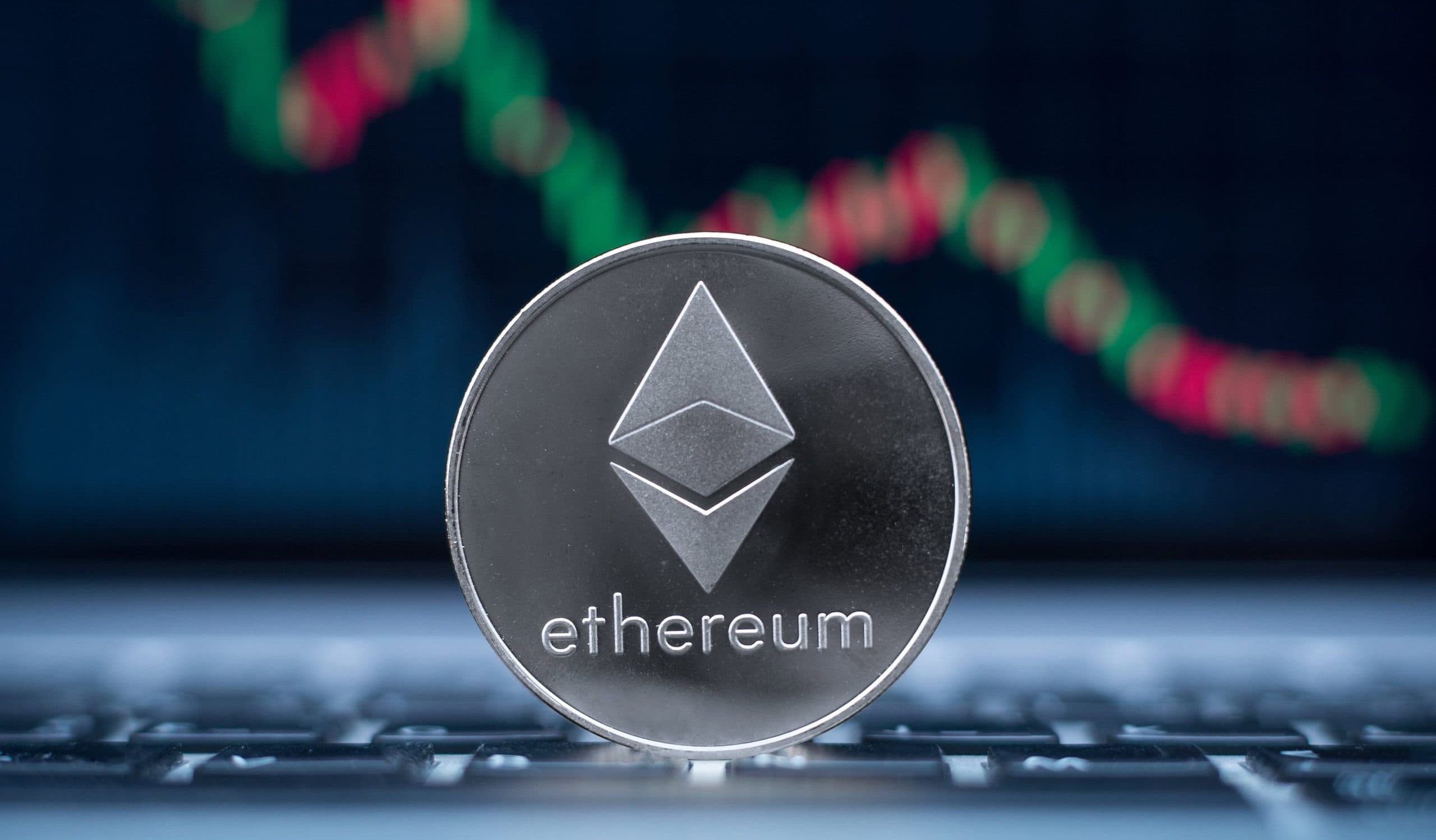 Ethereum-Coin vor Kurschart als Symbolbild für fallende Stablecoin-Aktivität auf Ethereum