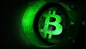 Eine grüne Ampel mit einem leuchtenden Bitcoin-Symbol anstelle des üblichen Lichts, als Zeichen der Zustimmung oder als positives Signal dafür, dass Bitcoin Hunderttausend US-Dollar erreicht.