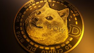 Eine Nahaufnahme einer goldenen Dogecoin mit dem beliebten Shiba-Inu-Hundememe, auf dessen Oberfläche Textphrasen wie "Wow" und ähnliche Münzen eingraviert sind.