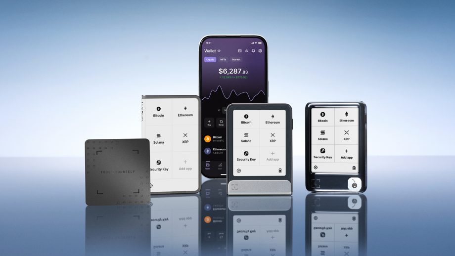 LIBRARY-10 16X9 Eine Reihe von Ledger-Hardware-Wallets für Kryptowährungen und eine Sicherheitskarte werden vor einem Smartphone gezeigt, das eine digitale Wallet-App mit einem Guthaben von 6.287,49 US-Dollar anzeigt.