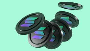 Fünf schwarze Solana-Münzen mit dem Logo der Kryptowährung Solana sind gestapelt und schweben vor einem hellgrünen Hintergrund, der das elegante Design der Solana-Tokens hervorhebt.