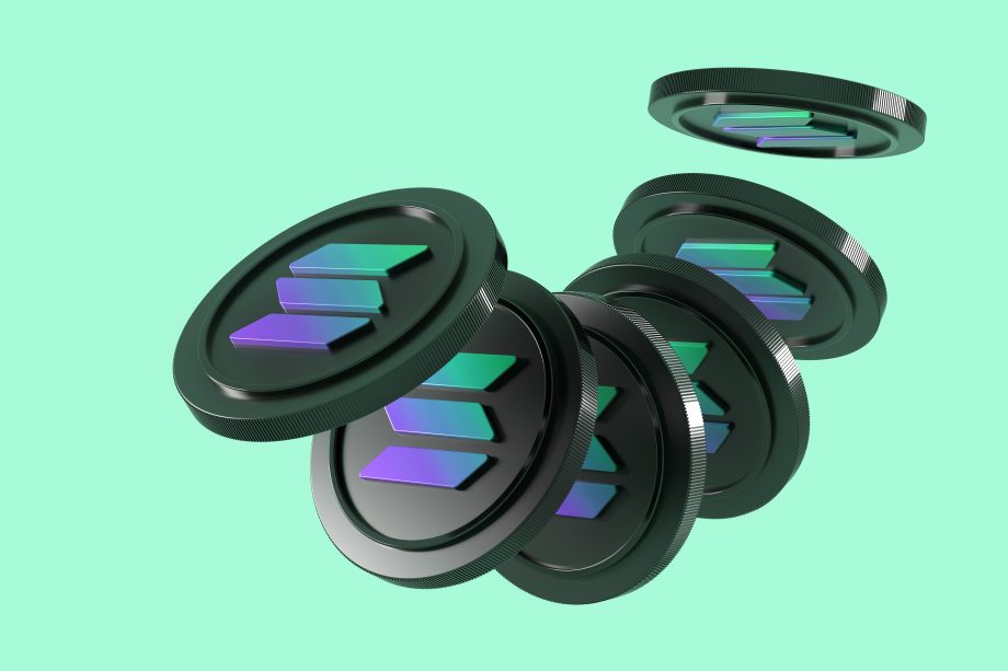 Fünf schwarze Solana-Münzen mit dem Logo der Kryptowährung Solana sind gestapelt und schweben vor einem hellgrünen Hintergrund, der das elegante Design der Solana-Tokens hervorhebt.