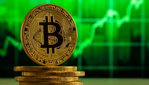 Ein Stapel Bitcoin-Münzen liegt vor einem grünen Finanzdiagramm, das den aktuellen Aufwärtstrend von Bitcoin verdeutlicht.