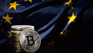 Gestapelte silberne Bitcoin-Münzen befinden sich vor einer Flagge der Europäischen Union mit sichtbaren gelben Sternen auf dunkelblauem Hintergrund.