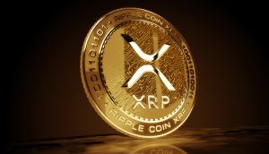 Eine Goldmünze mit dem Ripple XRP-Logo und dem binären Code am Rand, beschriftet mit RIPPLE COIN XRP, steht aufrecht auf einer reflektierenden Oberfläche.