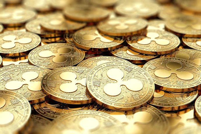 Ein Stapel goldfarbener Münzen mit dem Logo der Kryptowährung Ripple (XRP).