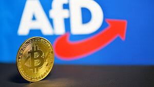 Was fordert die AfD konkret in ihrem Bitcoin-Antrag? Eine goldene Bitcoin-Münze steht vor einem verschwommenen AfD-Parteilogo, das mit einem roten Pfeil auf blauem Hintergrund die Überschneidung von Kryptowährung und der politischen Präsenz der AfD hervorhebt.
