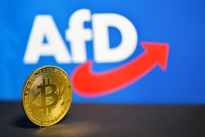 Eine goldene Bitcoin-Münze steht vor einem verschwommenen AfD-Parteilogo, das mit einem roten Pfeil auf blauem Hintergrund die Überschneidung von Kryptowährung und der politischen Präsenz der AfD hervorhebt.