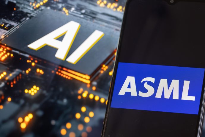 Die Nahaufnahme eines Telefons zeigt das elegante Design und die fortschrittlichen Komponenten, die durch ASML-Technologie ermöglicht werden.