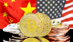 Stapel physischer Bitcoin-Münzen vor den Nationalflaggen Chinas und der Vereinigten Staaten, die den Einfluss von Bitcoin auf die Kryptowährung und das internationale Finanzwesen symbolisieren.