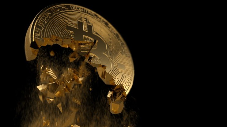 Eine goldene Bitcoin-Münze, die vor einem schwarzen Hintergrund in Bruchstücke zerfällt, symbolisiert die Unbeständigkeit von Bitcoin.