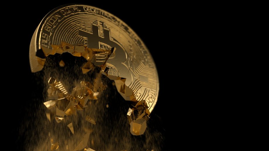 Eine goldene Bitcoin-Münze, die vor einem schwarzen Hintergrund in Bruchstücke zerfällt, symbolisiert die Unbeständigkeit von Bitcoin.