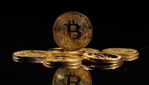 Eine goldene Bitcoin-Münze