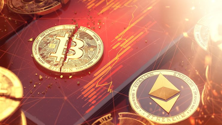Nahaufnahme von Bitcoin- und Ethereum-Münzen auf einer Fläche mit roten Finanzdiagrammen und einer rückläufigen Trendlinie, die die Rolle von Bitcoin bei den Schwankungen des Kryptowährungsmarktes hervorhebt.