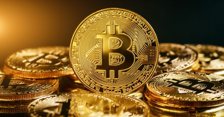 Eine Nahaufnahme einer US-Dollar-Münze, die feine Details einfängt, die an die Welt der Millionen und Bitcoin-Miner erinnern.