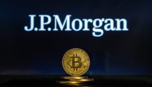 Eine goldene Bitcoin-Münze ist vor anderen Münzen gestapelt, hinter denen das JPMorgan-Logo und das Kursziel auf einem dunklen Hintergrund zu sehen sind.