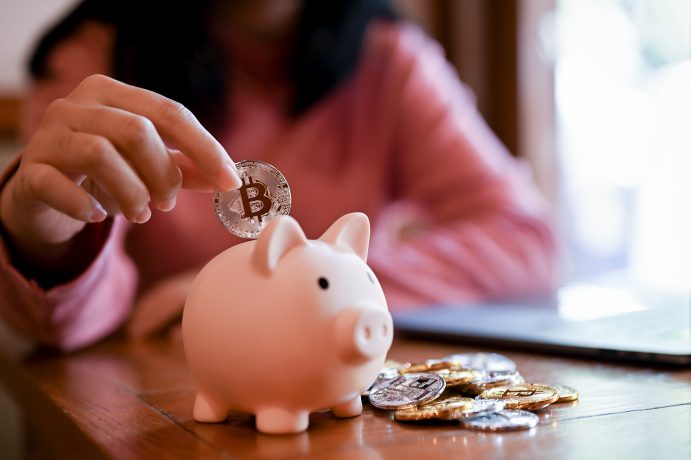 Das Bild zeigt eine Bitcoin-Münze und ein Sparschwein