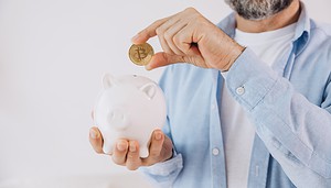 Strategien für mehr Bitcoin im Vergleich Das Bild zeigt eine Bitcoin-Münze und ein Sparschwein