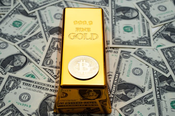 Das Bild zeigt einen Goldbarren und eine Bitcoin-Münze
