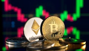 Physische Darstellungen von Ethereum- und Bitcoin-Münzen werden vor einem unscharfen digitalen Chart mit roten und grünen Candlestick-Mustern angezeigt, die die dynamische Bewegung des Krypto-Marktupdates einfangen.