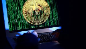 Die Grafik zeigt das Bitcoin-Logo auf einem Bildschirm, was eine Attacke auf Bitcoin symbolisieren soll