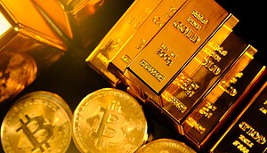 Mehrere Goldbarren, die neben mehreren physischen Bitcoin-Münzen gestapelt sind, veranschaulichen die Debatte Bitcoin vs. Gold, indem sie sowohl das Edelmetall als auch die Kryptowährung zeigen.