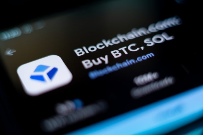 Ein Smartphone-Bildschirm zeigt die Blockchain.com-App mit der Option, BTC und SOL-Kryptowährungen zu kaufen.