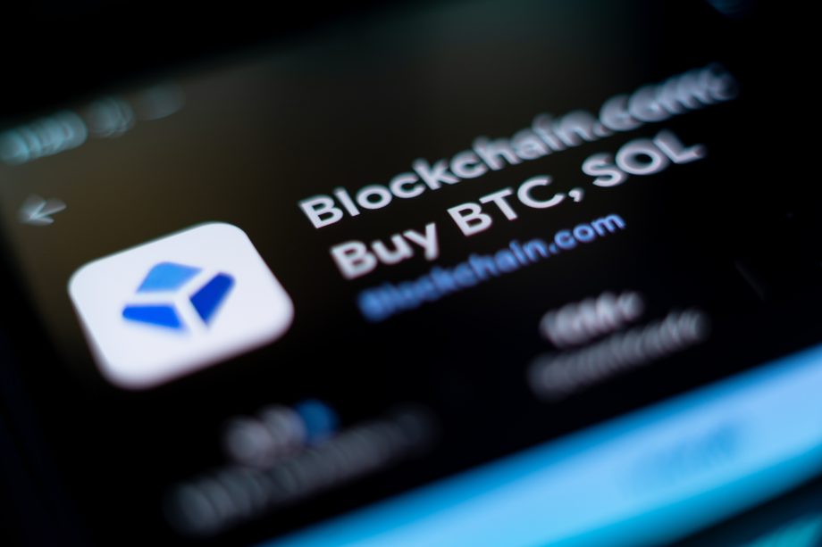 Ein Smartphone-Bildschirm zeigt die Blockchain.com-App mit der Option, BTC und SOL-Kryptowährungen zu kaufen.