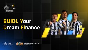 Drei Fußballspieler von Newcastle United in Mannschaftstrikots stehen vor einem schwarz-gelben Hintergrund, auf dem ein fettes BYDFi-Branding und der Text zu sehen sind: BUIDL Your Dream Finance.
