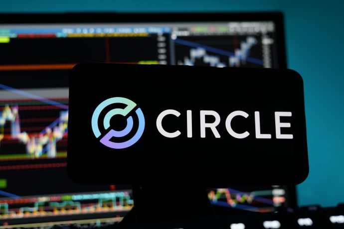 Los,Angeles,,California,-,July,9,2025:,Circle,Logo,On Das Arc-Logo wird auf einem Bildschirm mit verschwommenen Finanztabellen und Diagrammen im Hintergrund angezeigt.