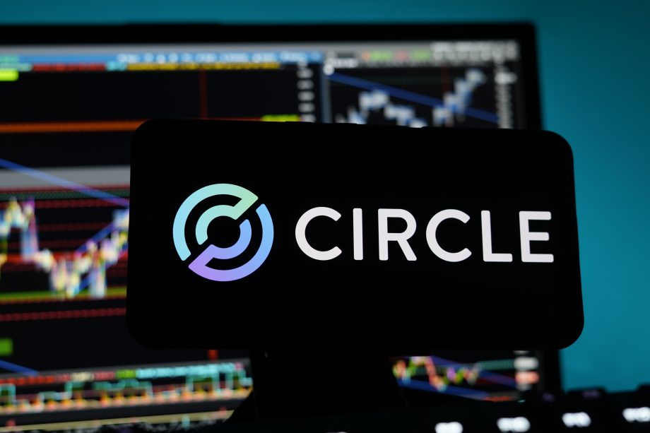 Das Arc-Logo wird auf einem Bildschirm mit verschwommenen Finanztabellen und Diagrammen im Hintergrund angezeigt.