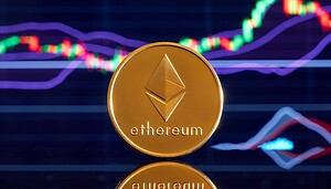 Eine goldene Ethereum-Münze steht aufrecht vor einem digitalen Bildschirm, der bunte Ethereum-Finanzcharts und -Grafiken anzeigt.