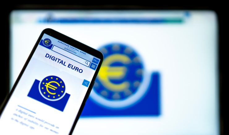 Ein Mobiltelefon auf dem digitaler Euro steht.